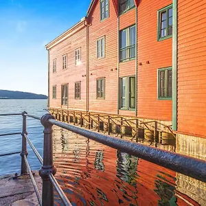 Apartment Seaside Apt. Catch Crabs From Your Bedroom Window!, Bergen